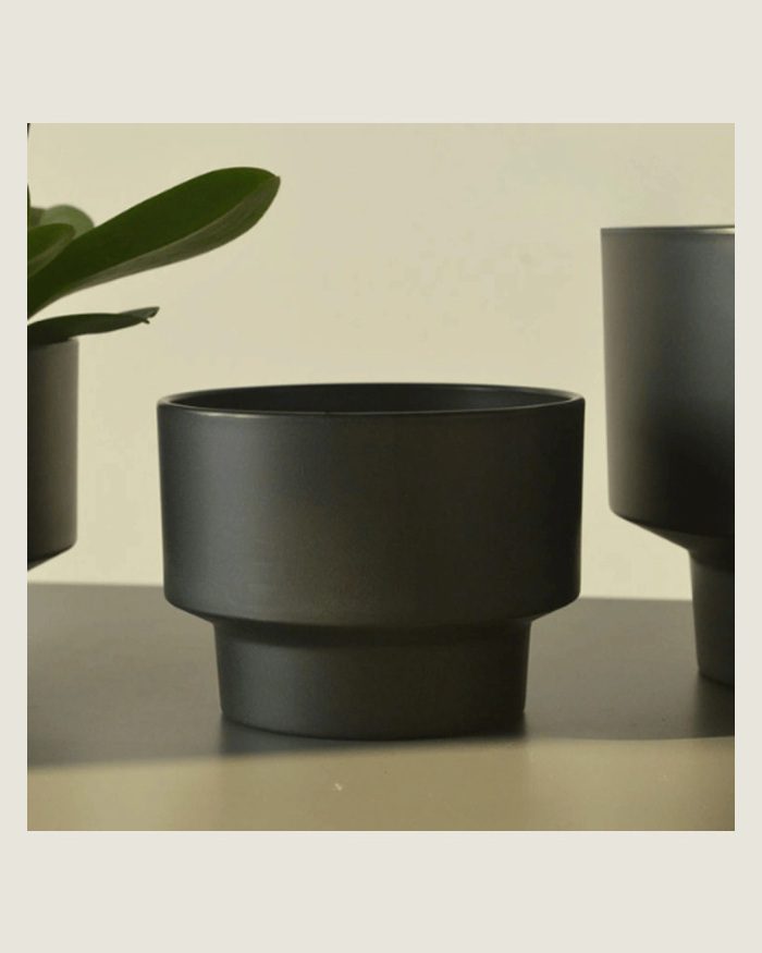TAF023B-detail Close view of black minimalist round planter texture and pedestal base